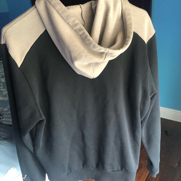 Puma jacket barely worn at all - Picture 5 of 5